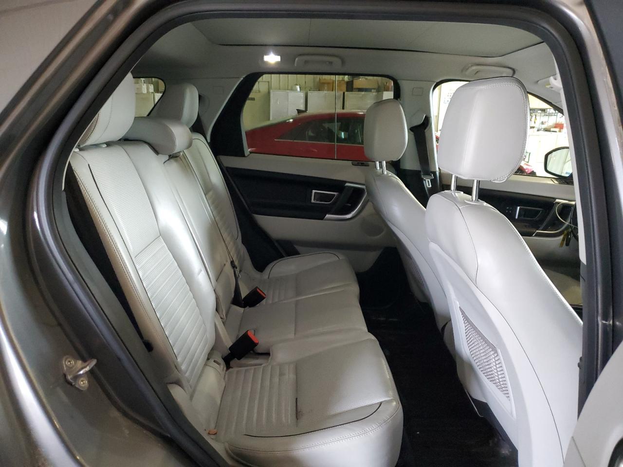 2018 Land Rover Discovery - Image 11