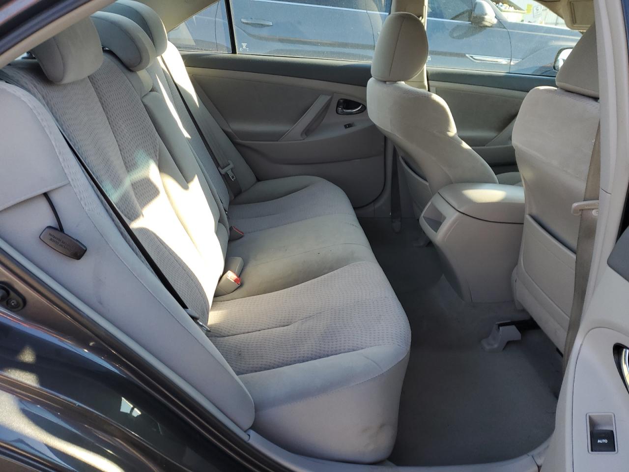 2011 Toyota Camry - Image 10