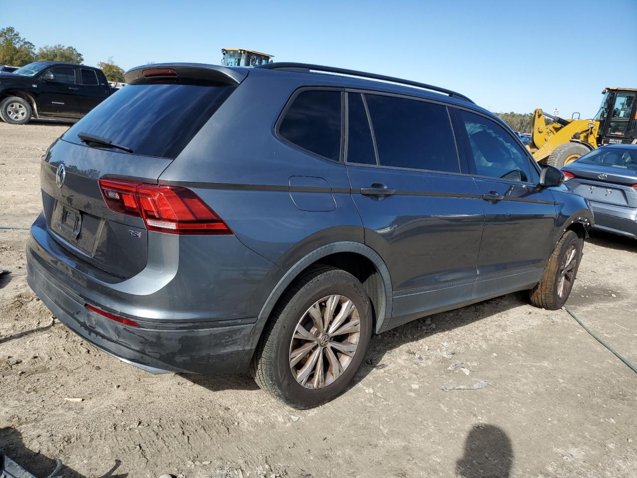 2018 Volkswagen Tiguan - Image 3