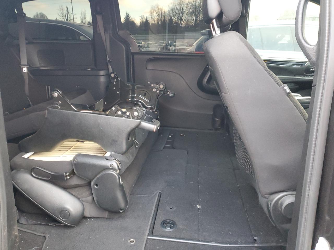 2018 Dodge Caravan - Image 11