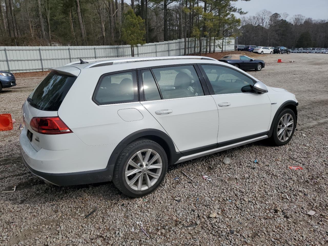 2017 Volkswagen Golf - Image 3