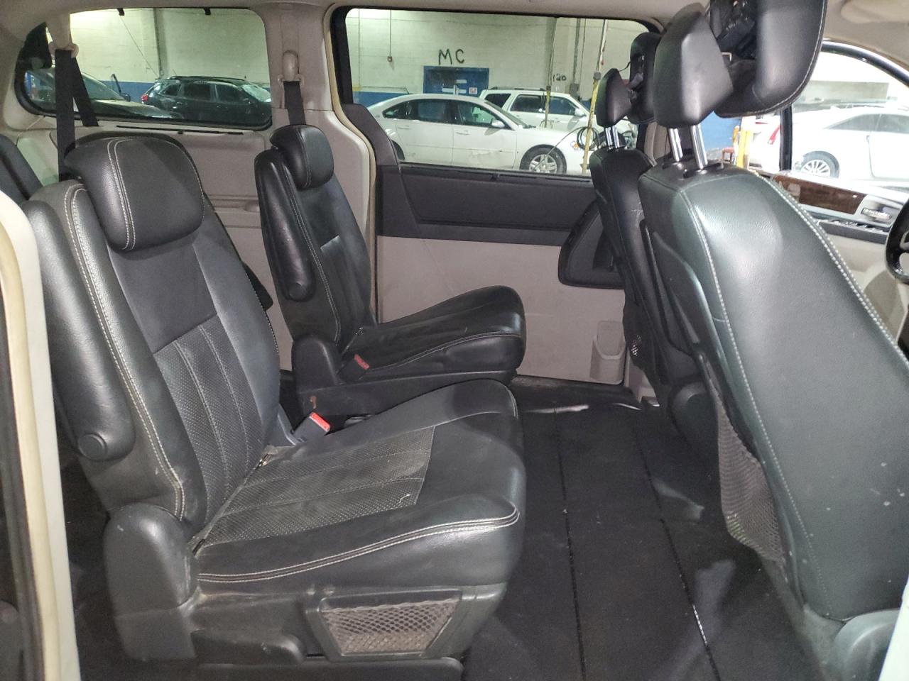 2010 Chrysler Town & Country - Image 11