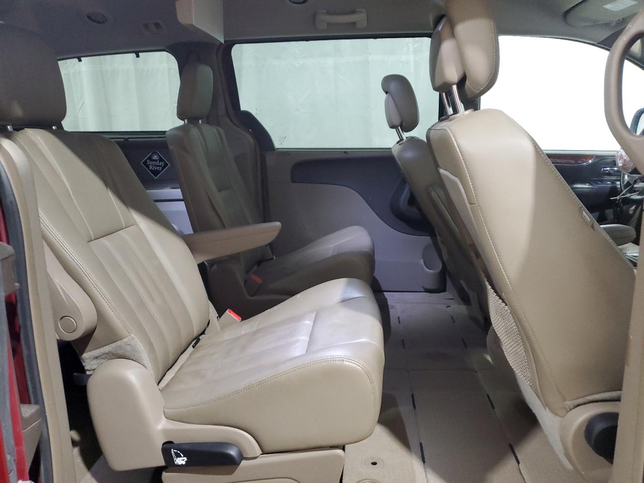 2015 Chrysler Town & Country - Image 11