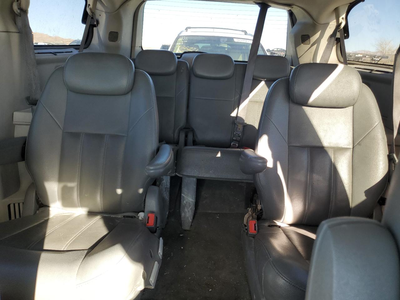 2008 Chrysler Town & Country - Image 10