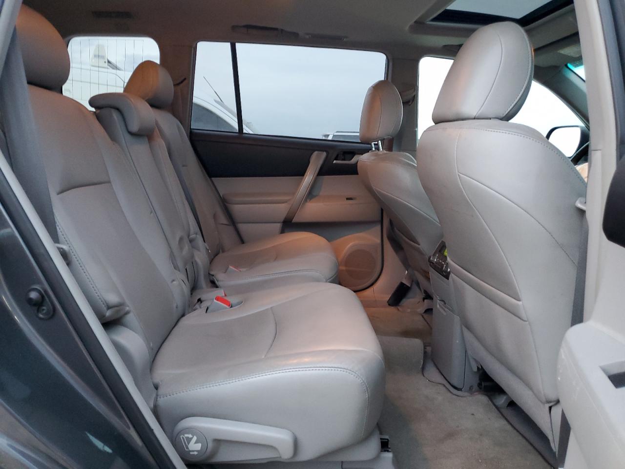 2010 Toyota Highlander - Image 11