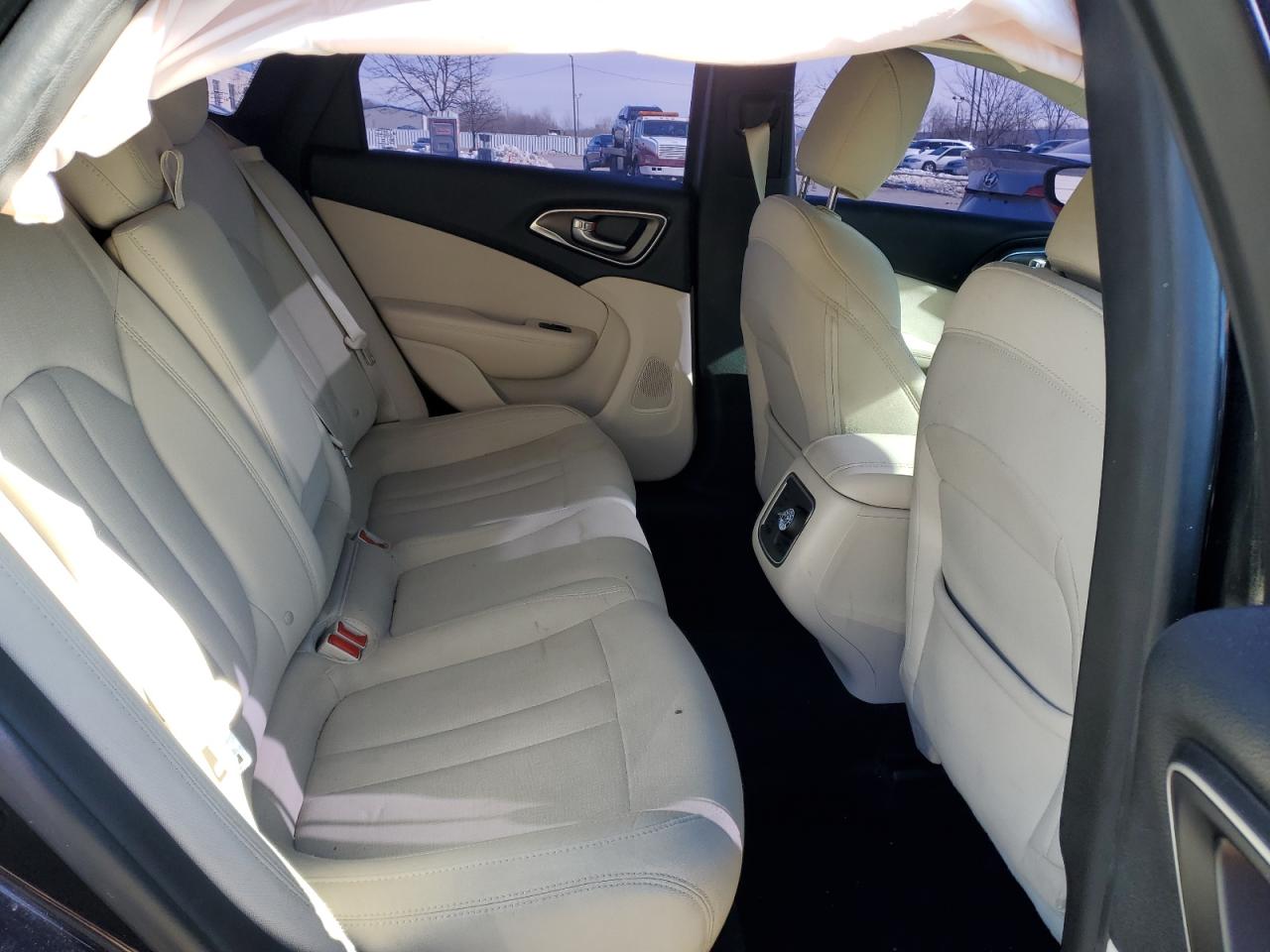 2016 Chrysler 200 - Image 10