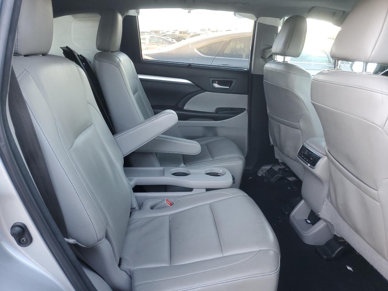 2018 Toyota Highlander - Image 10