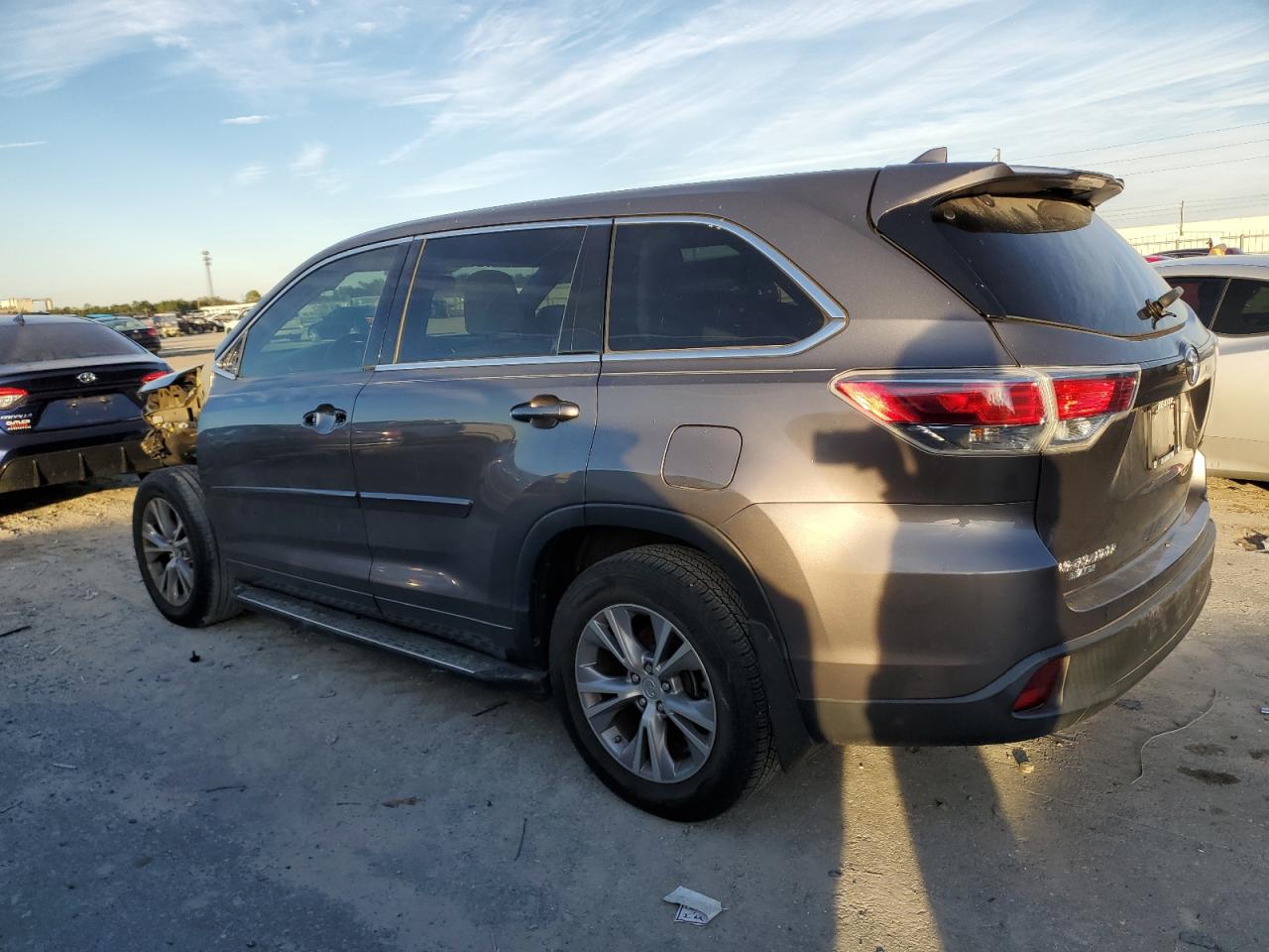 2015 Toyota Highlander - Image 2