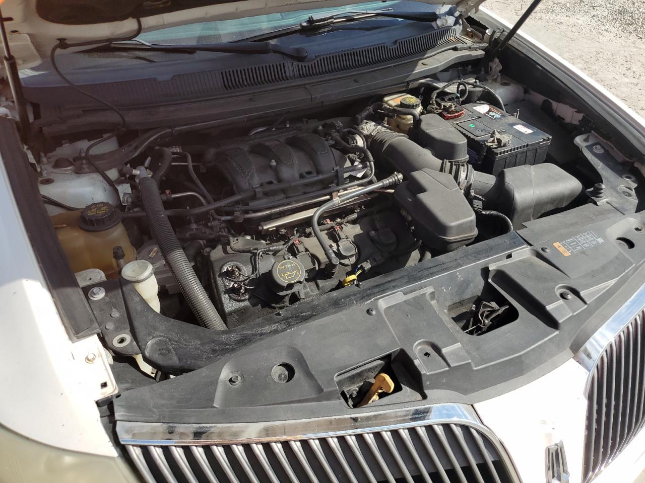 2014 Lincoln MKT - Image 12