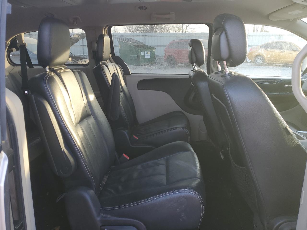 2015 Chrysler Town & Country - Image 11