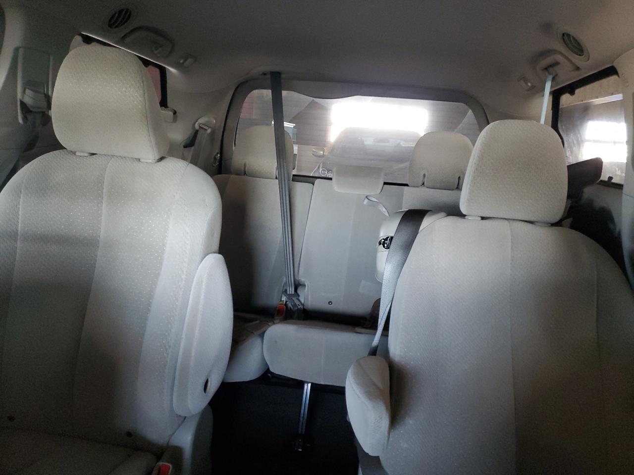 2013 Toyota Sienna - Image 10