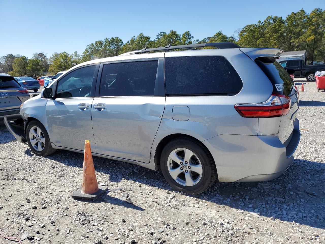 2015 Toyota Sienna - Image 2