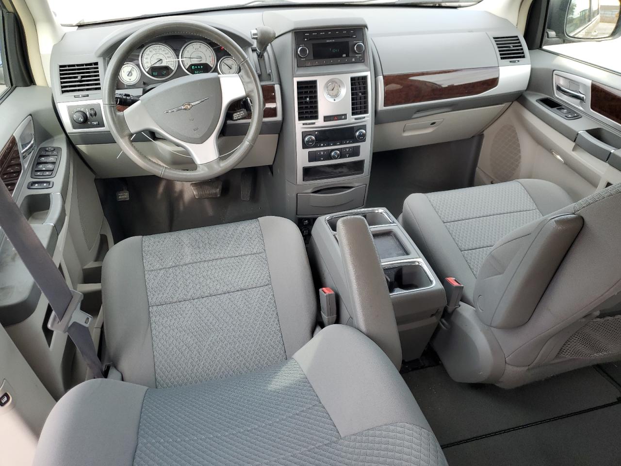 2010 Chrysler Town & Country - Image 8