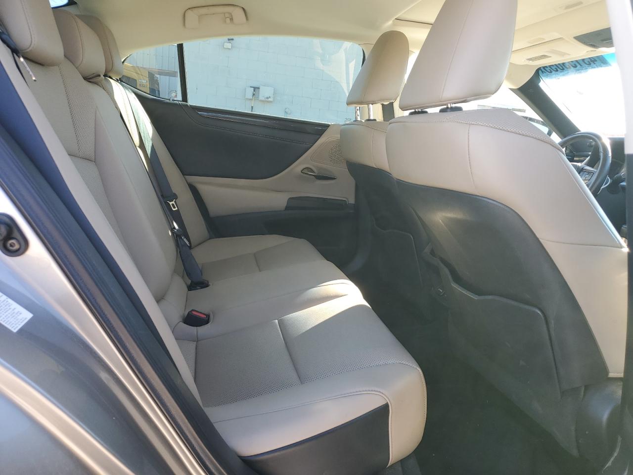 2019 Lexus ES - Image 10