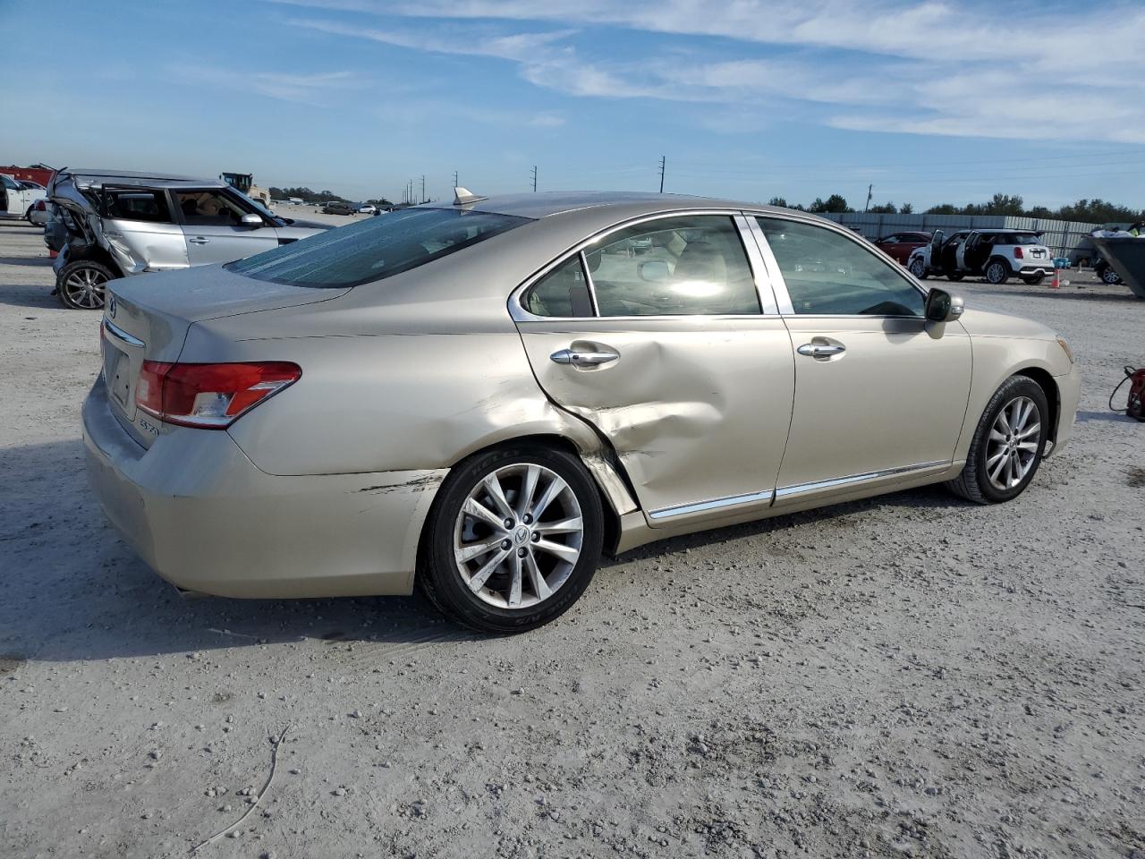 2010 Lexus ES - Image 3