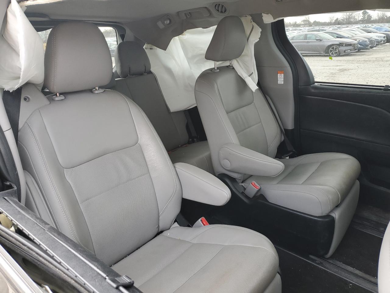 2017 Toyota Sienna - Image 11
