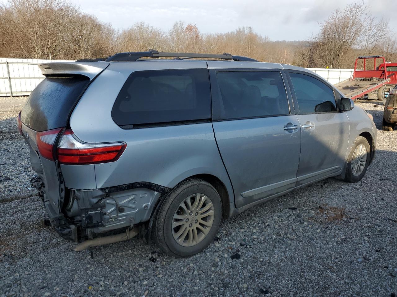 2017 Toyota Sienna - Image 3