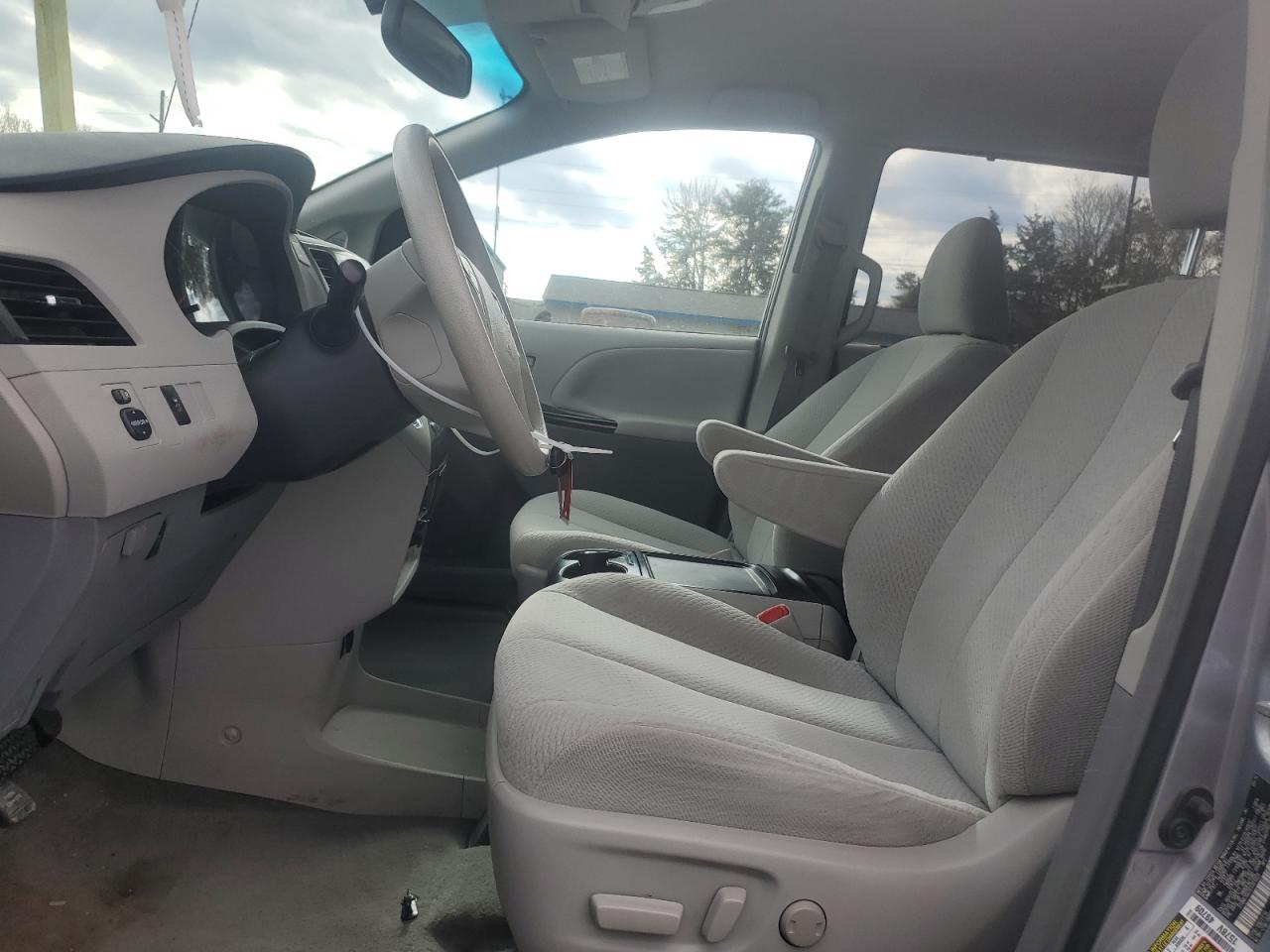 2012 Toyota Sienna - Image 7