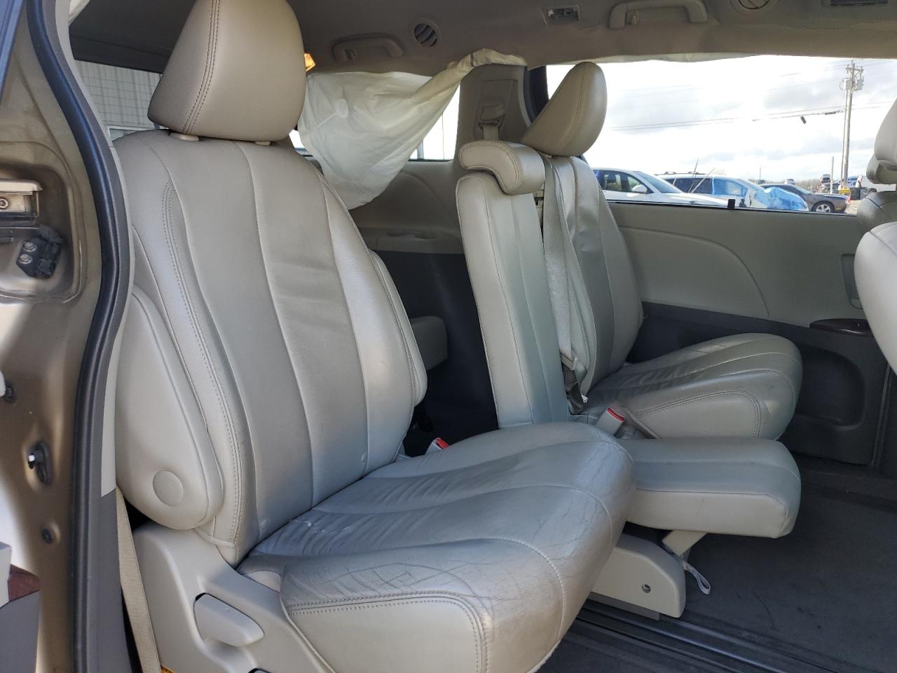 2014 Toyota Sienna - Image 11