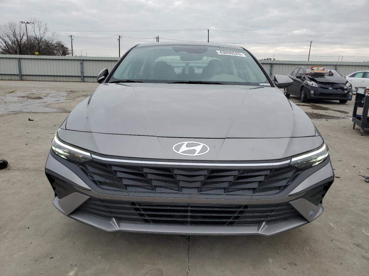 2024 Hyundai Elantra - Image 5