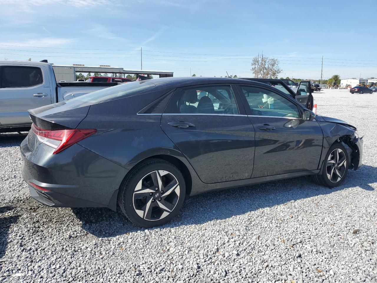 2022 Hyundai Elantra - Image 3