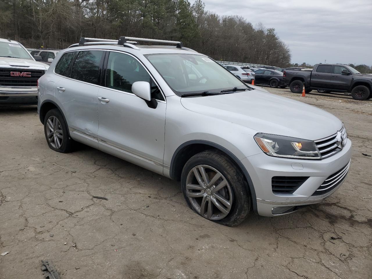 2016 Volkswagen Touareg - Image 4