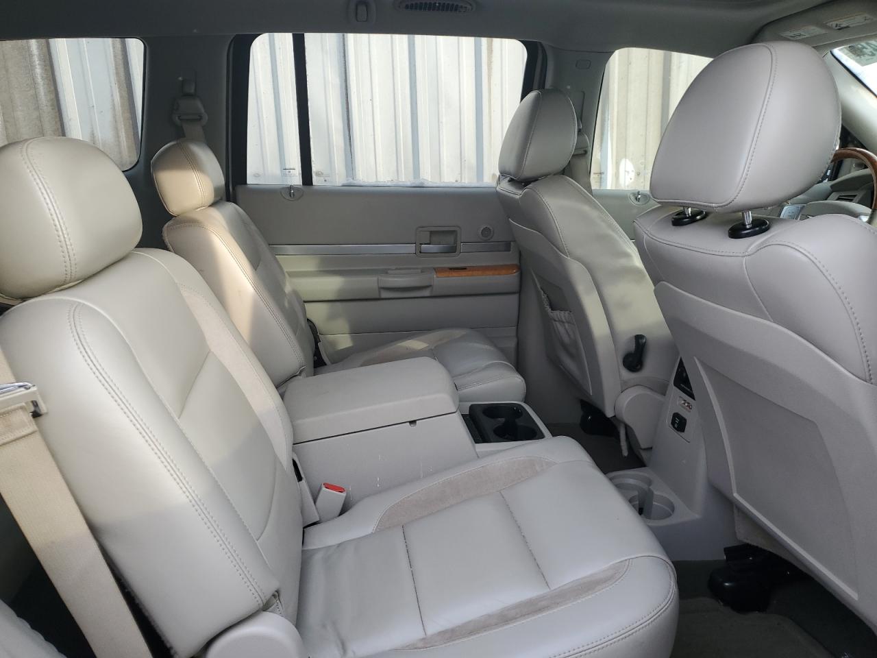 2009 Chrysler Aspen - Image 11