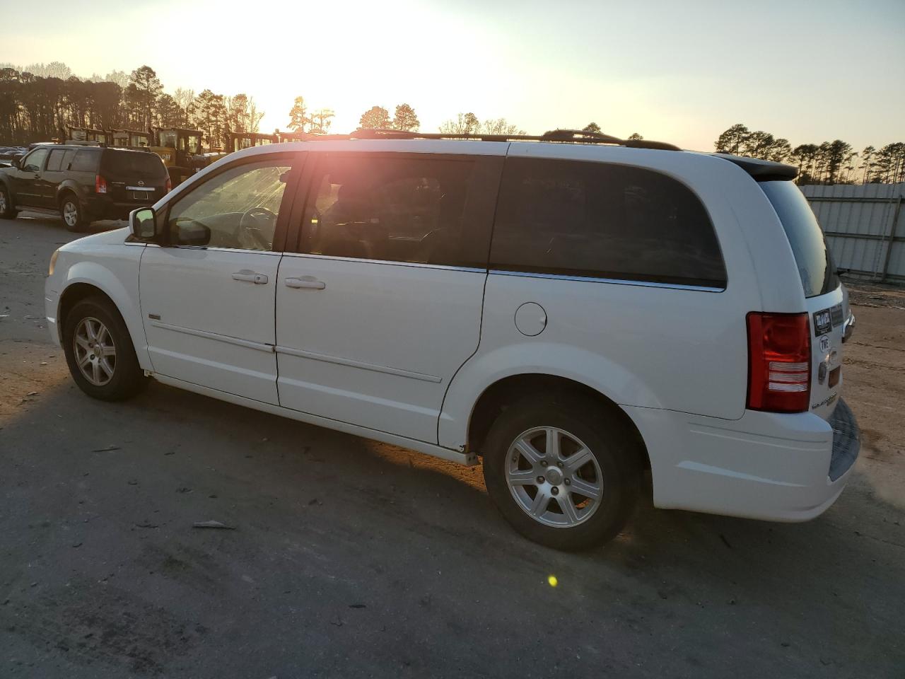 2008 Chrysler Town & Country - Image 2