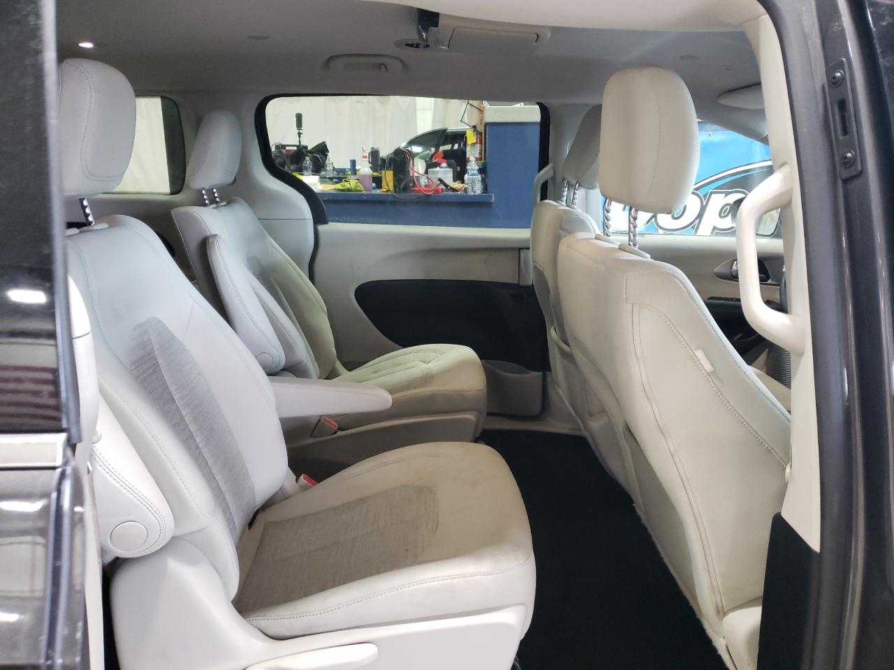 2018 Chrysler Pacifica - Image 12