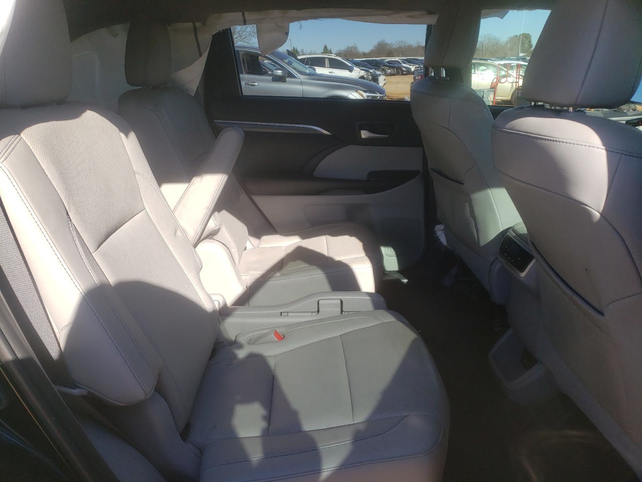 2019 Toyota Highlander - Image 11