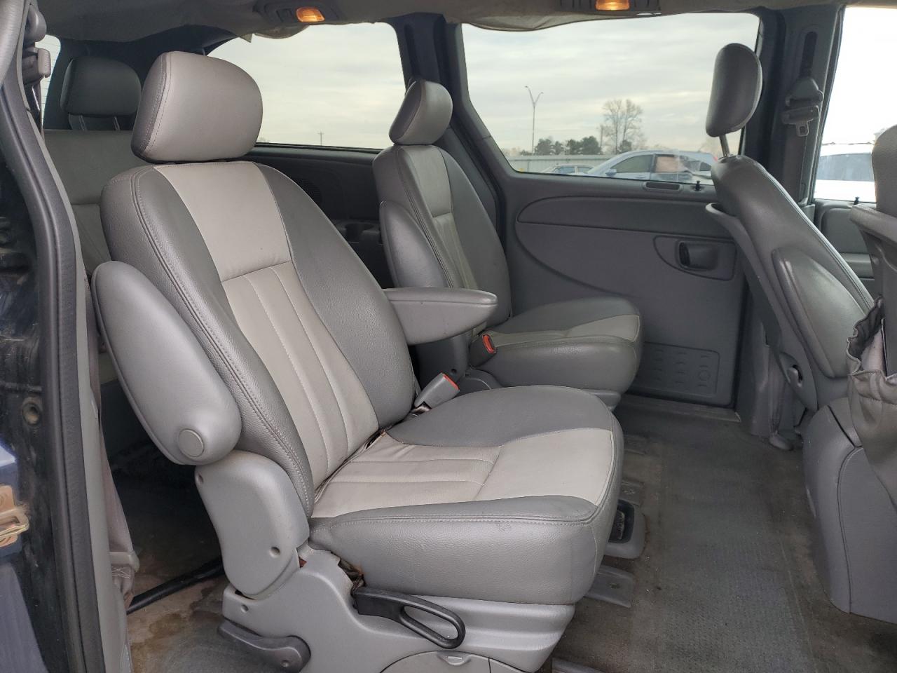 2004 Dodge Caravan - Image 11
