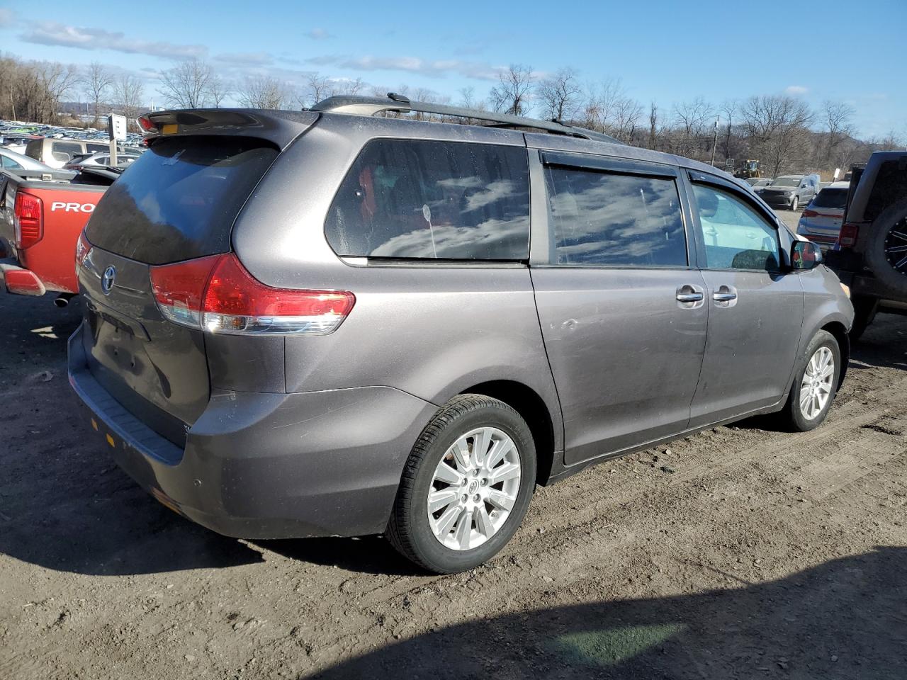 2013 Toyota Sienna - Image 3
