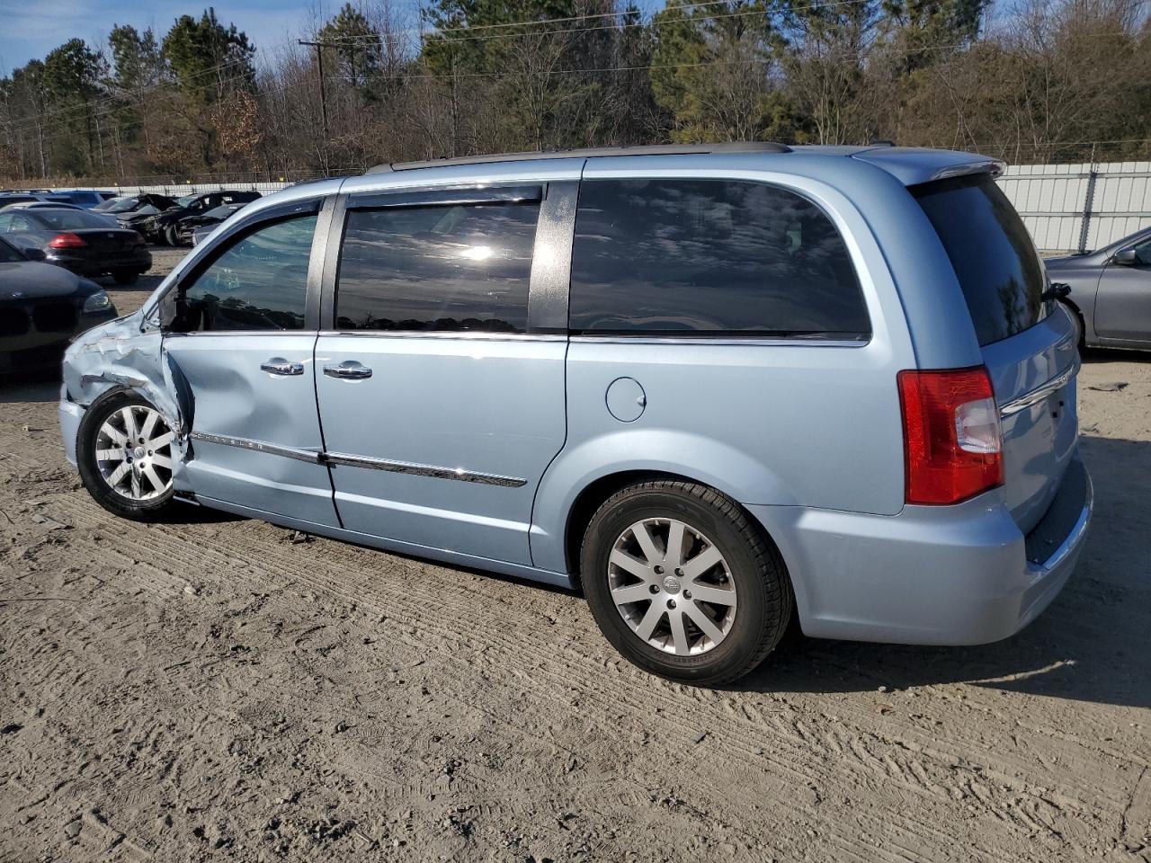 2016 Chrysler Town & Country - Image 2