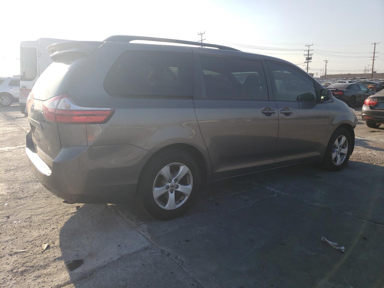 2017 Toyota Sienna - Image 3