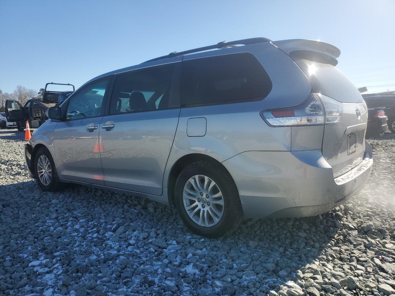 2014 Toyota Sienna - Image 2
