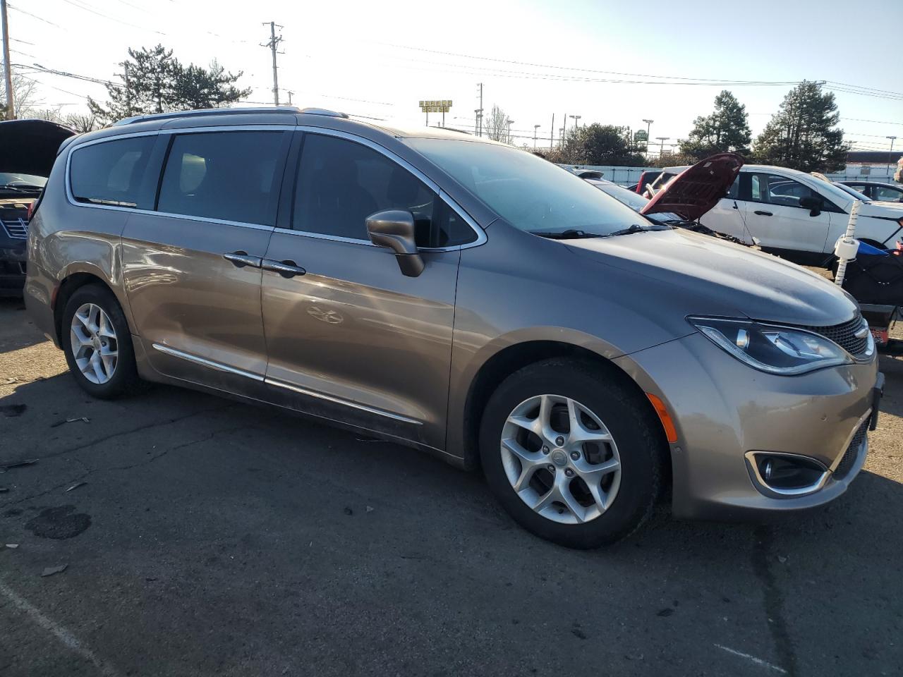 2018 Chrysler Pacifica - Image 4