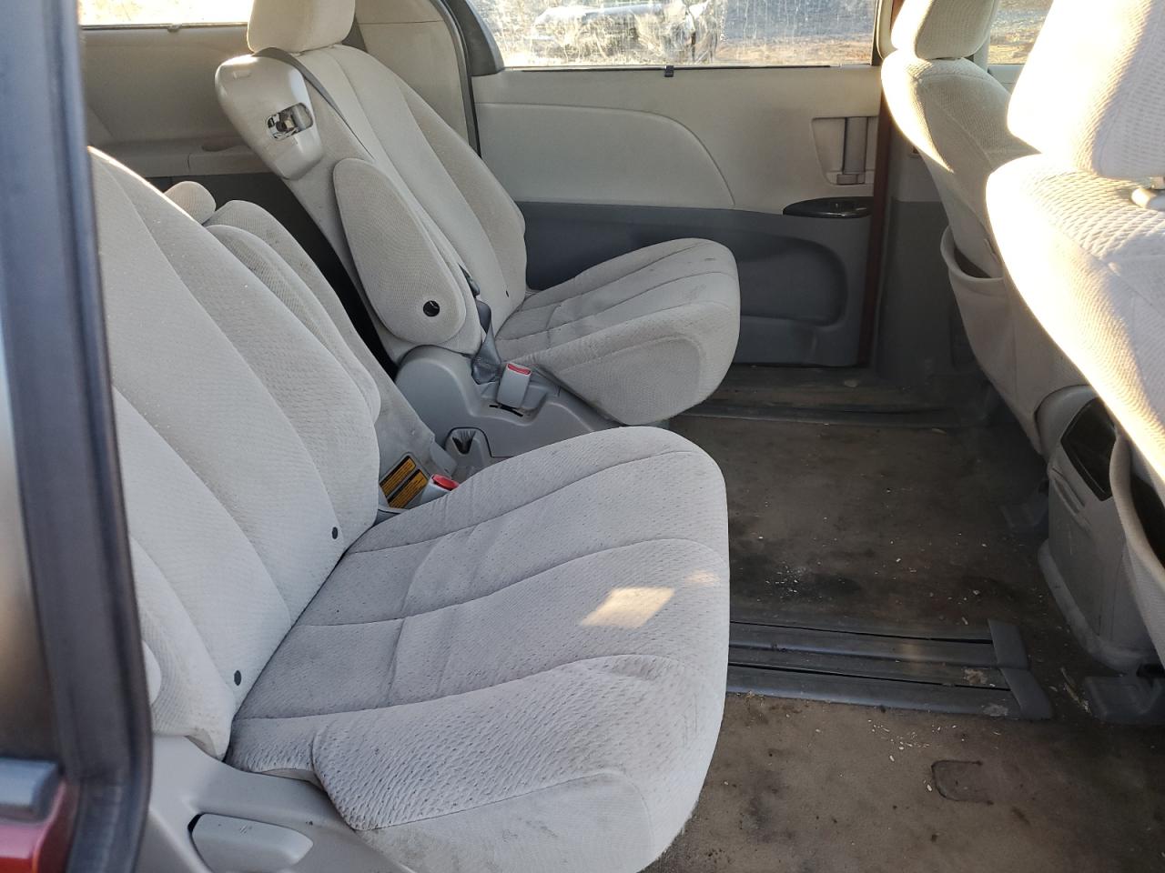 2014 Toyota Sienna - Image 11