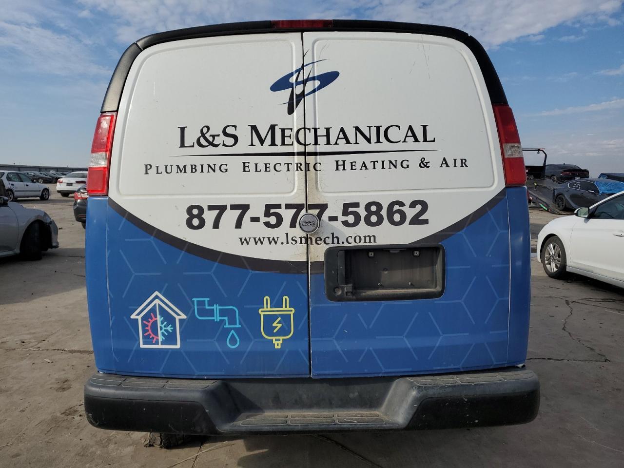 2018 Chevrolet Express - Image 10