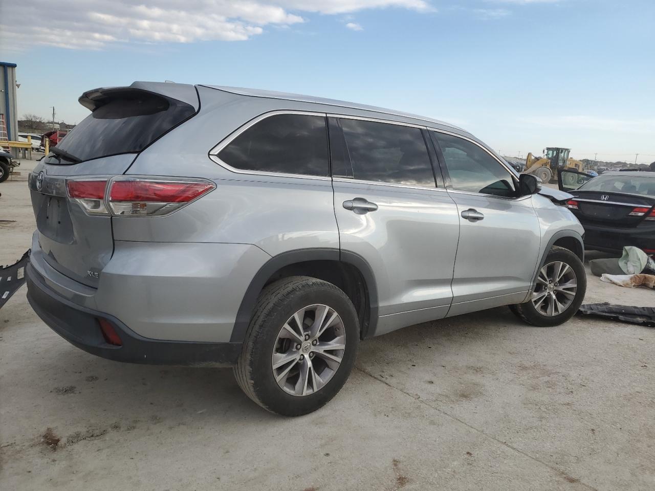 2015 Toyota Highlander - Image 3