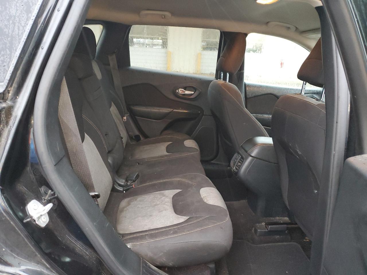 2016 Jeep Grand Cherokee - Image 11