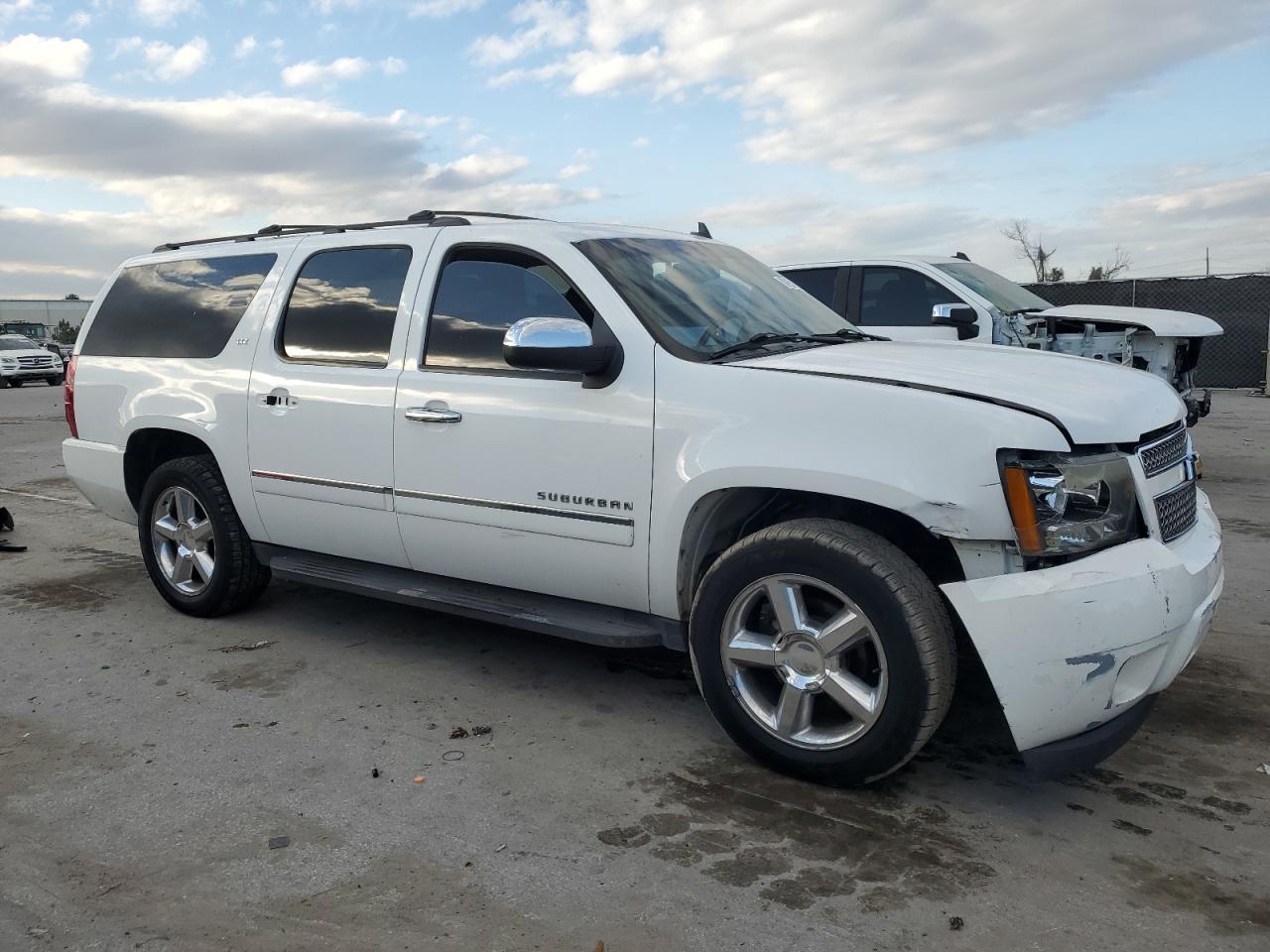 VIN 1GNSKKE76DR177715 2013 CHEVROLET SUBURBAN no.4