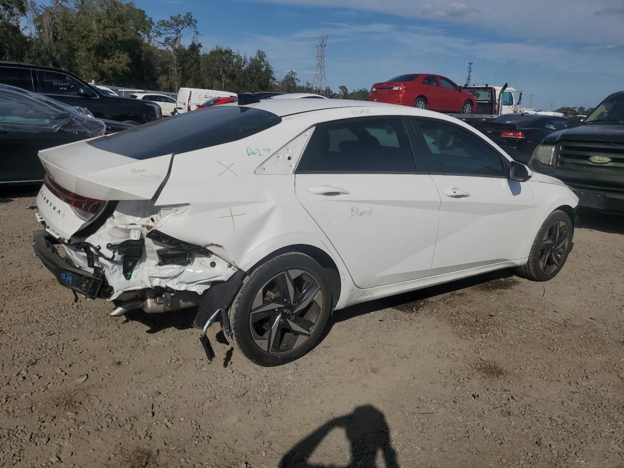 2023 Hyundai Elantra - Image 3