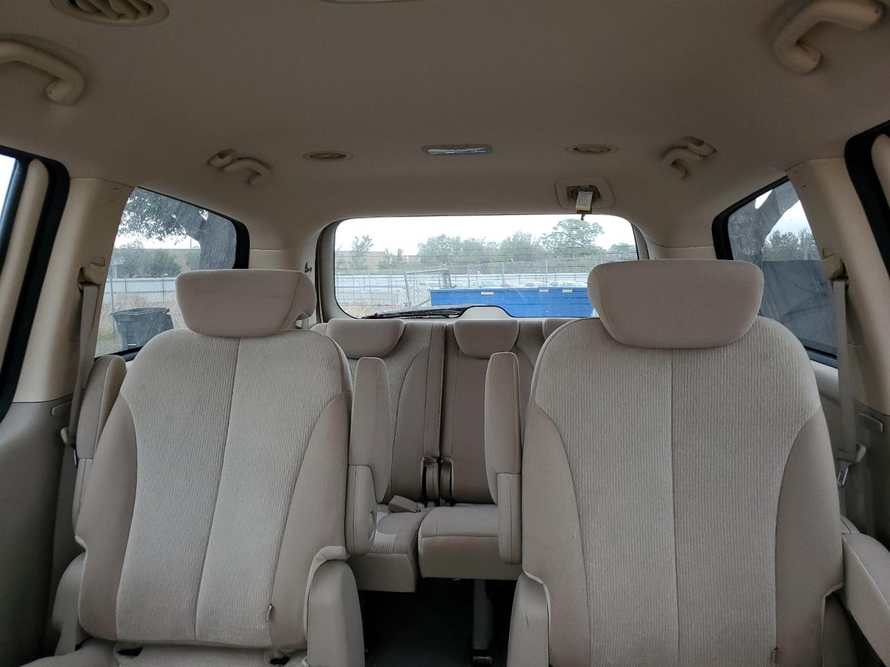 2010 Kia Sedona - Image 10