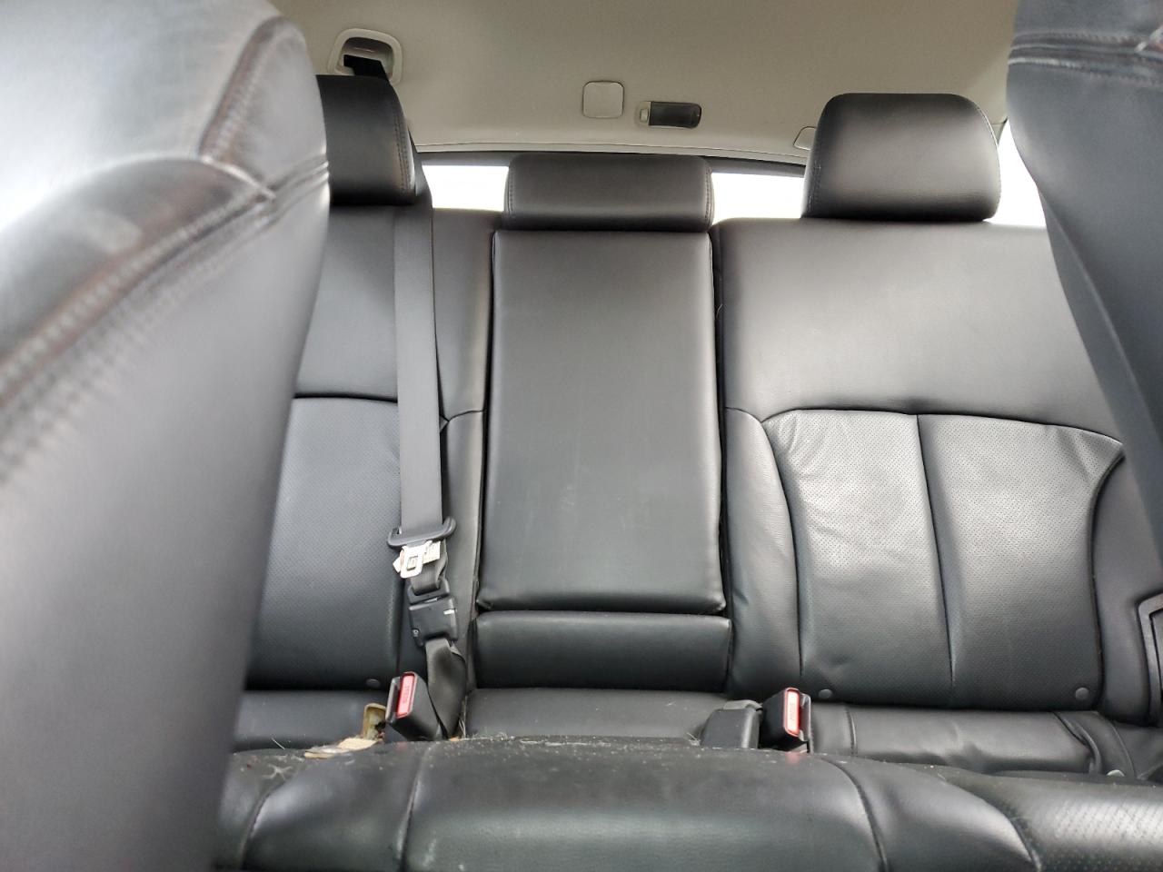 2011 Subaru Outback - Image 10