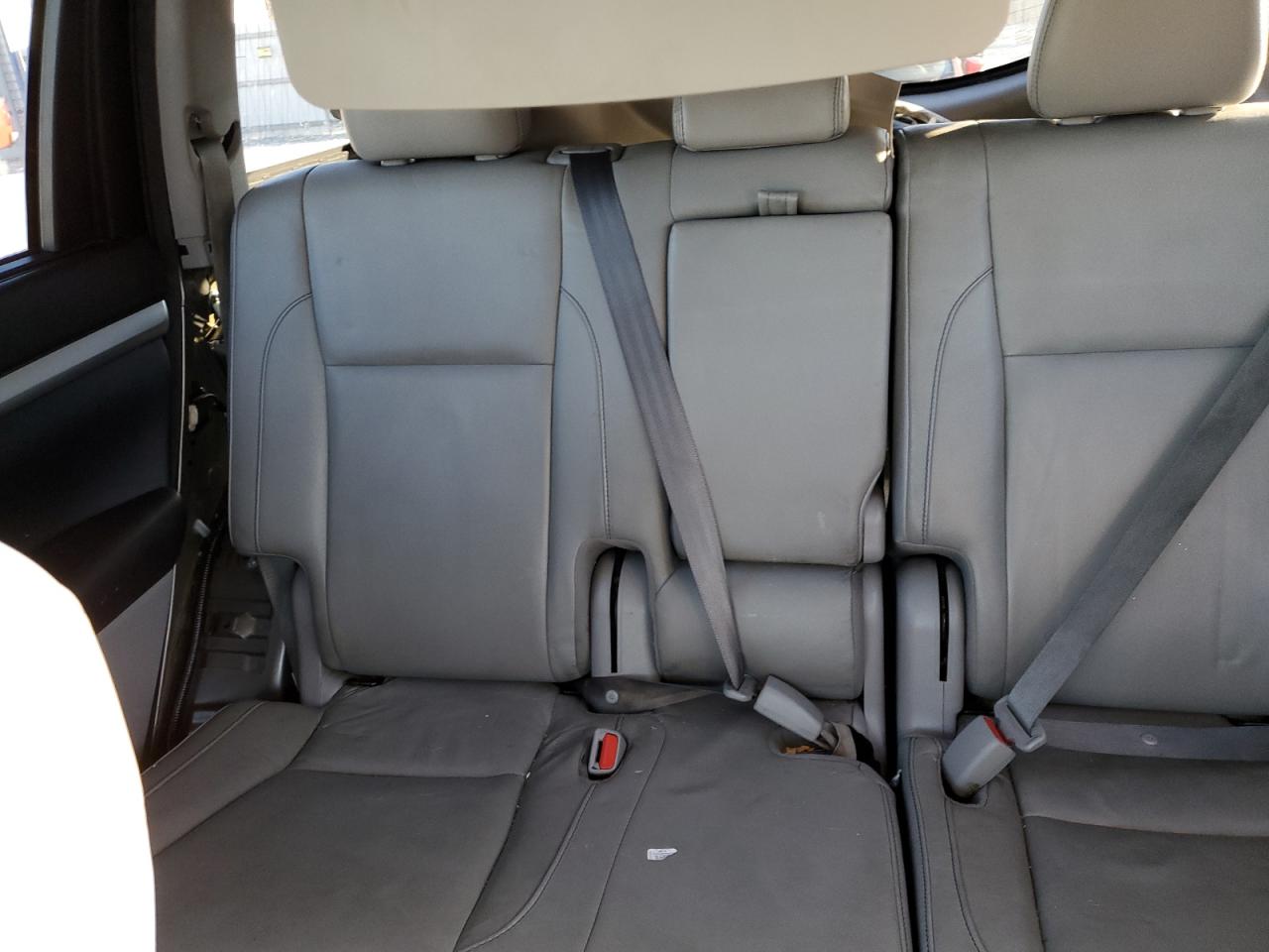 2017 Toyota Highlander - Image 10