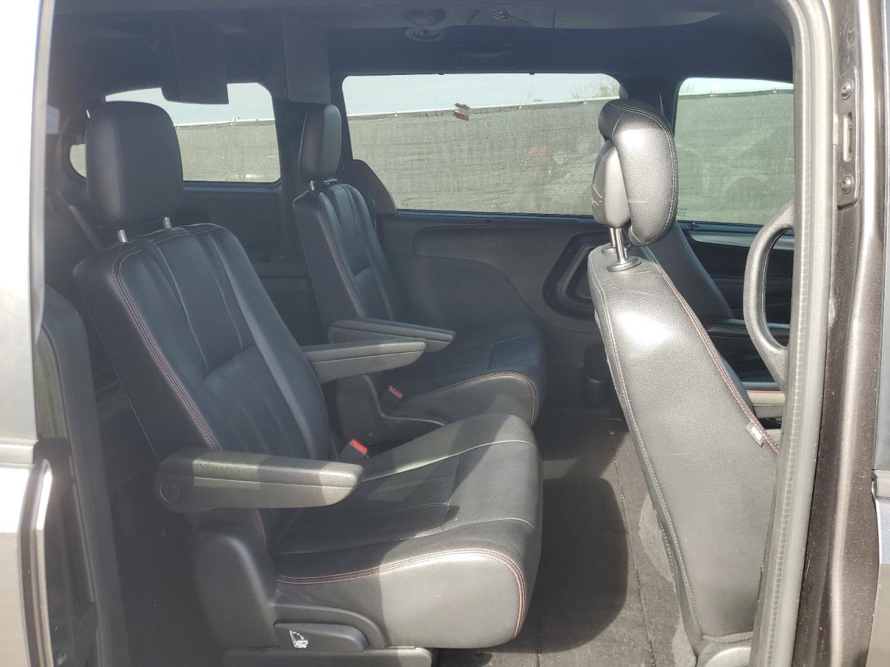 2019 Dodge Caravan - Image 11