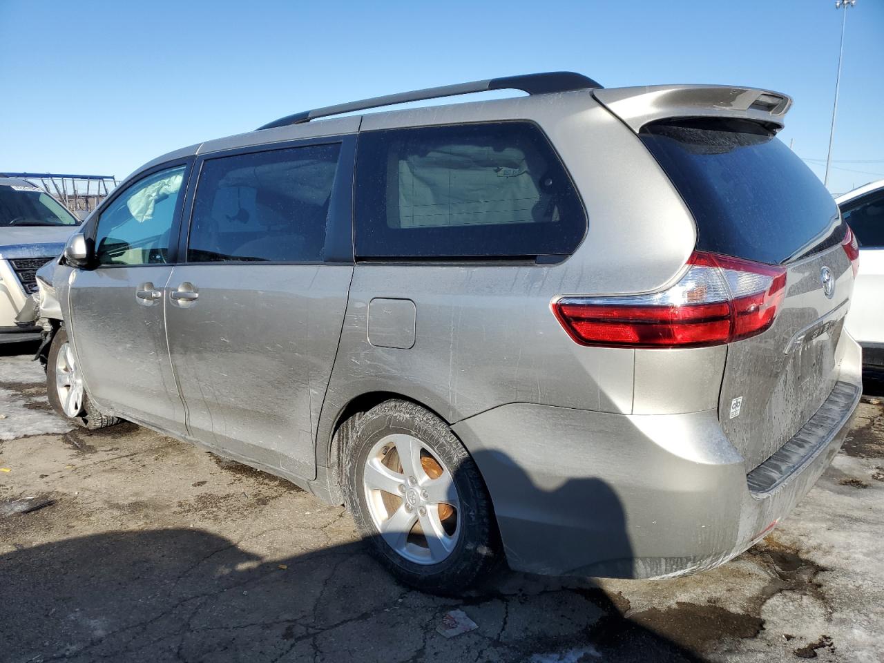 2015 Toyota Sienna - Image 2