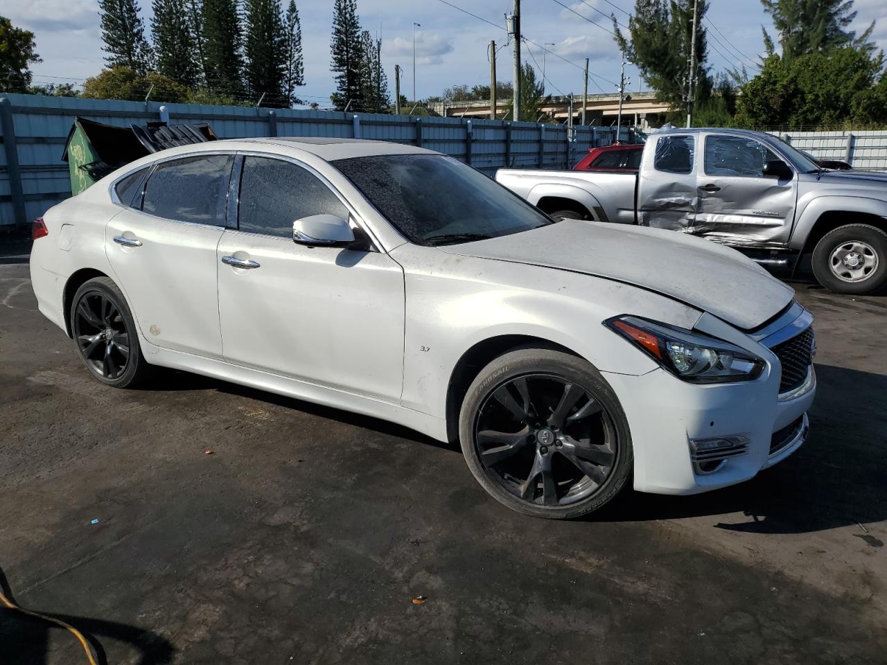 VIN JN1BY1AR6FM561067 2015 INFINITI Q70 no.4