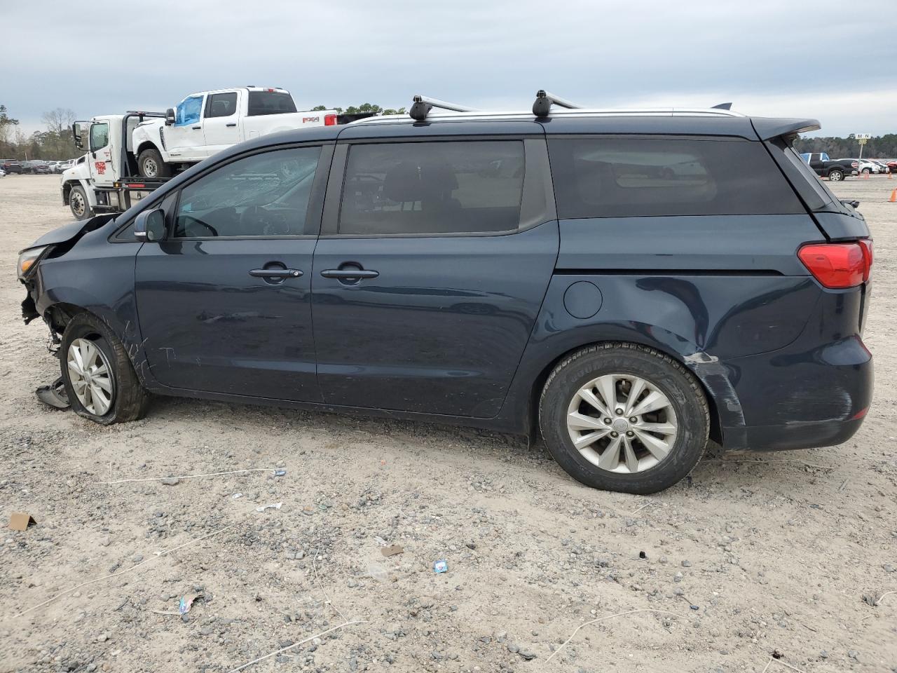 2016 Kia Sedona - Image 2