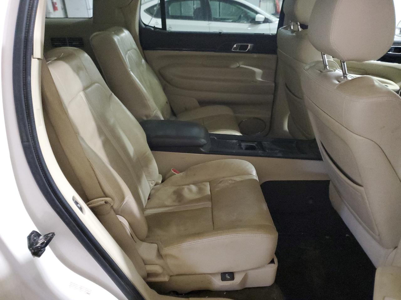 2014 Lincoln MKT - Image 11